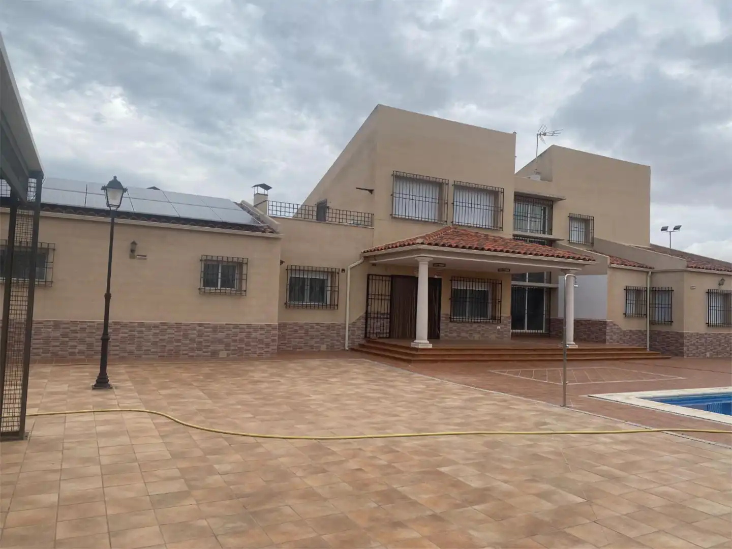 Vista exterior de Casa o chalet en venta en Fernán Caballero con Aire acondicionado, Terraza y Piscina