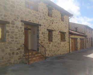 Vista exterior de Casa o xalet de lloguer en Ortigosa del Monte amb Balcó