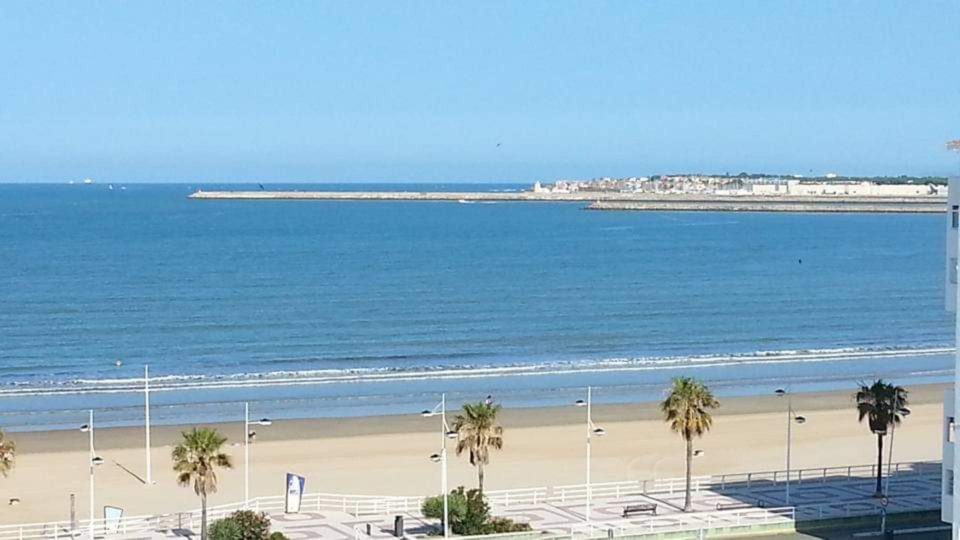 Dormitori de Pis de lloguer en El Puerto de Santa María amb Terrassa, Piscina i Moblat