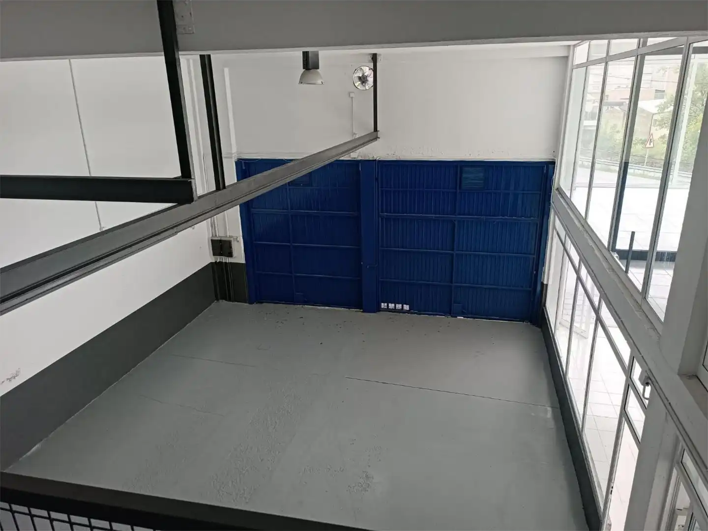 Fabrikhallen zur Miete in Calle Volta Folgueiras, 50, Becerreá Parkplatz von Fabrikhallen zur Miete in Becerreá
