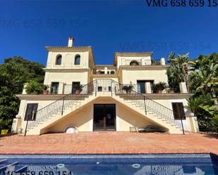 Vista exterior de Casa o xalet en venda en Benahavís amb Aire condicionat, Terrassa i Piscina