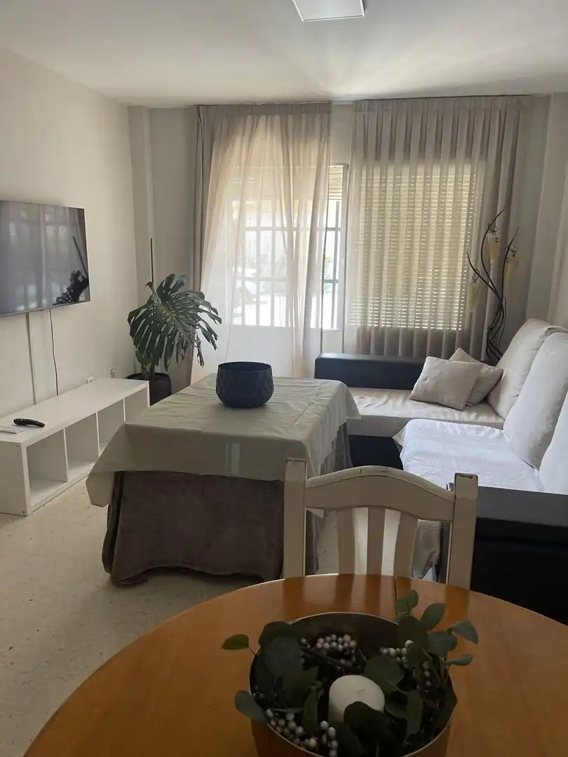 Wohnzimmer von Wohnung zur Miete in Benalmádena mit Waschmaschine, Mikrowelle und Gemeinschaftsparkplatz