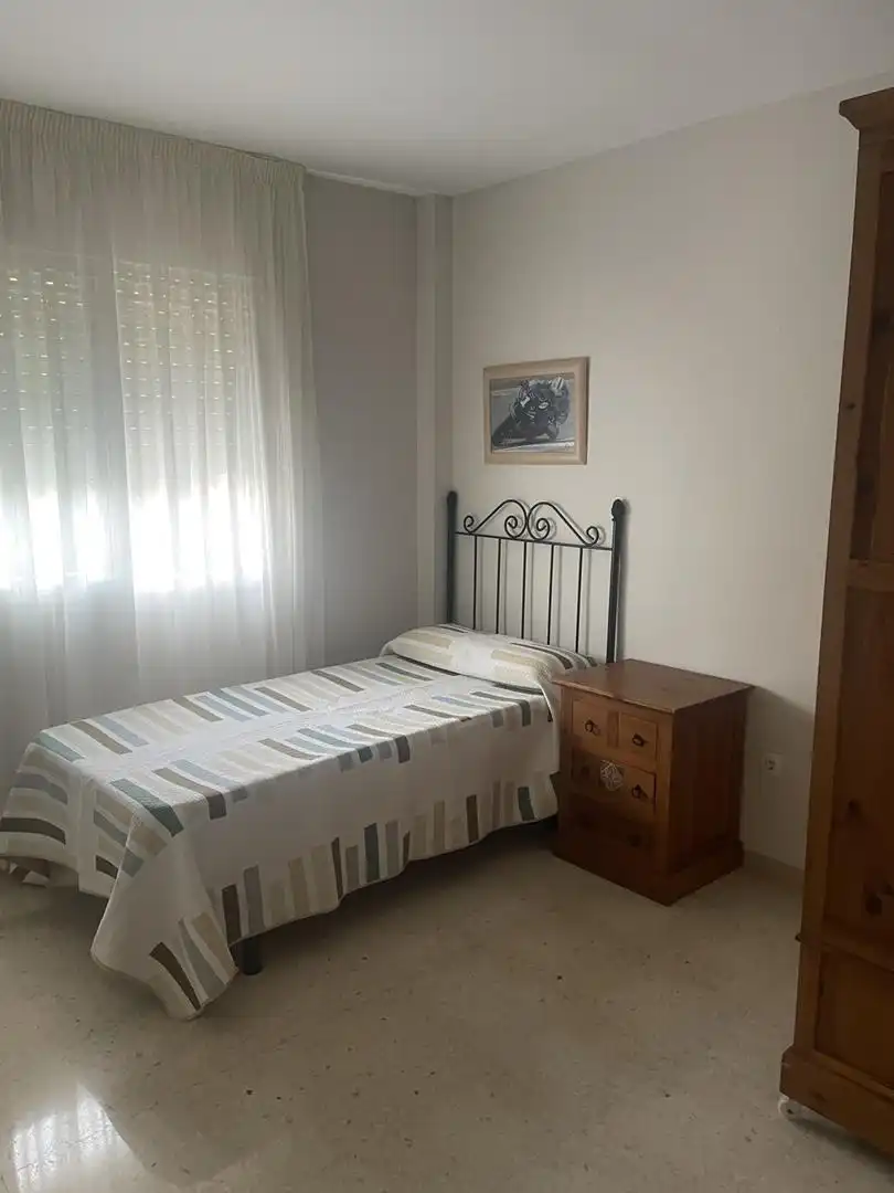 Schlafzimmer von Wohnung zur Miete in Benalmádena mit Waschmaschine, Mikrowelle und Gemeinschaftsparkplatz