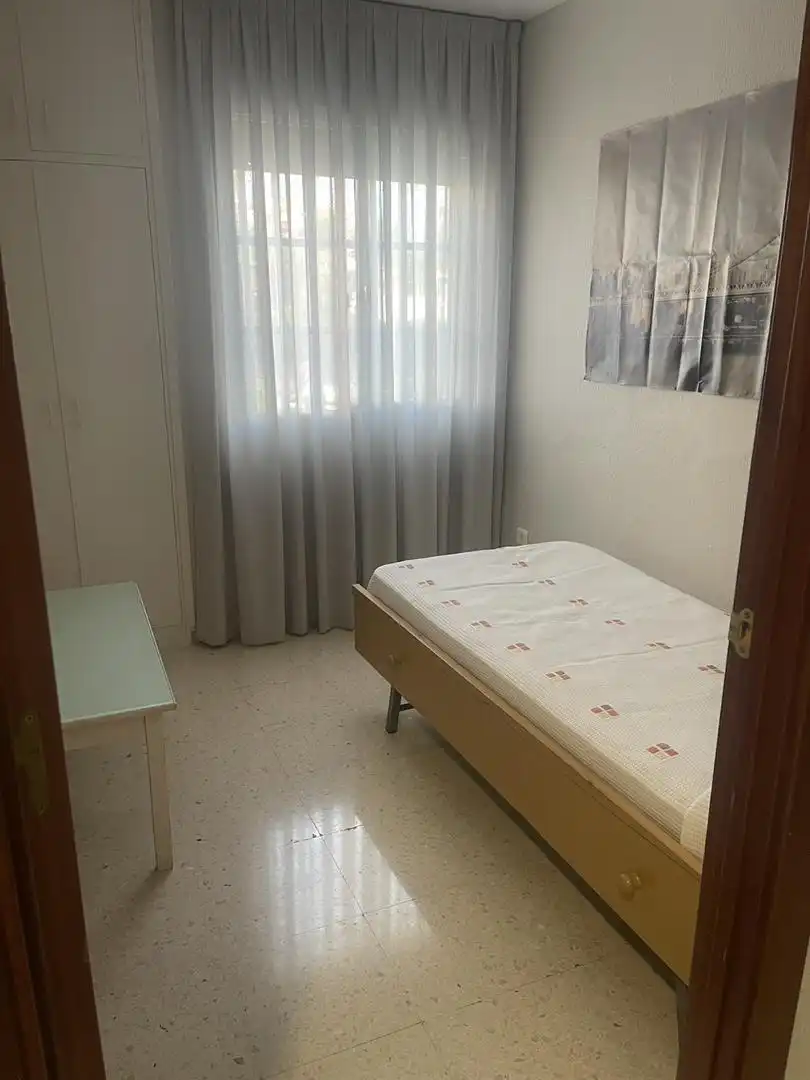 Schlafzimmer von Wohnung zur Miete in Benalmádena mit Waschmaschine, Mikrowelle und Gemeinschaftsparkplatz