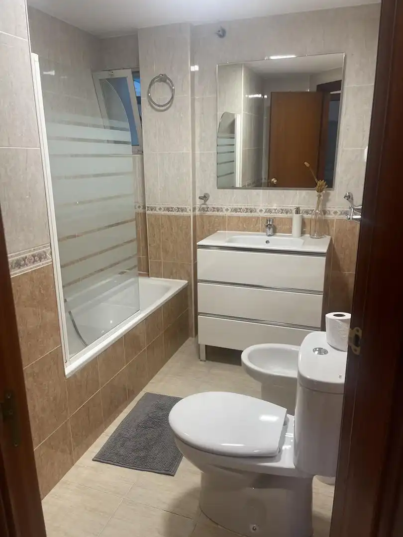Badezimmer von Wohnung zur Miete in Benalmádena mit Waschmaschine, Mikrowelle und Gemeinschaftsparkplatz