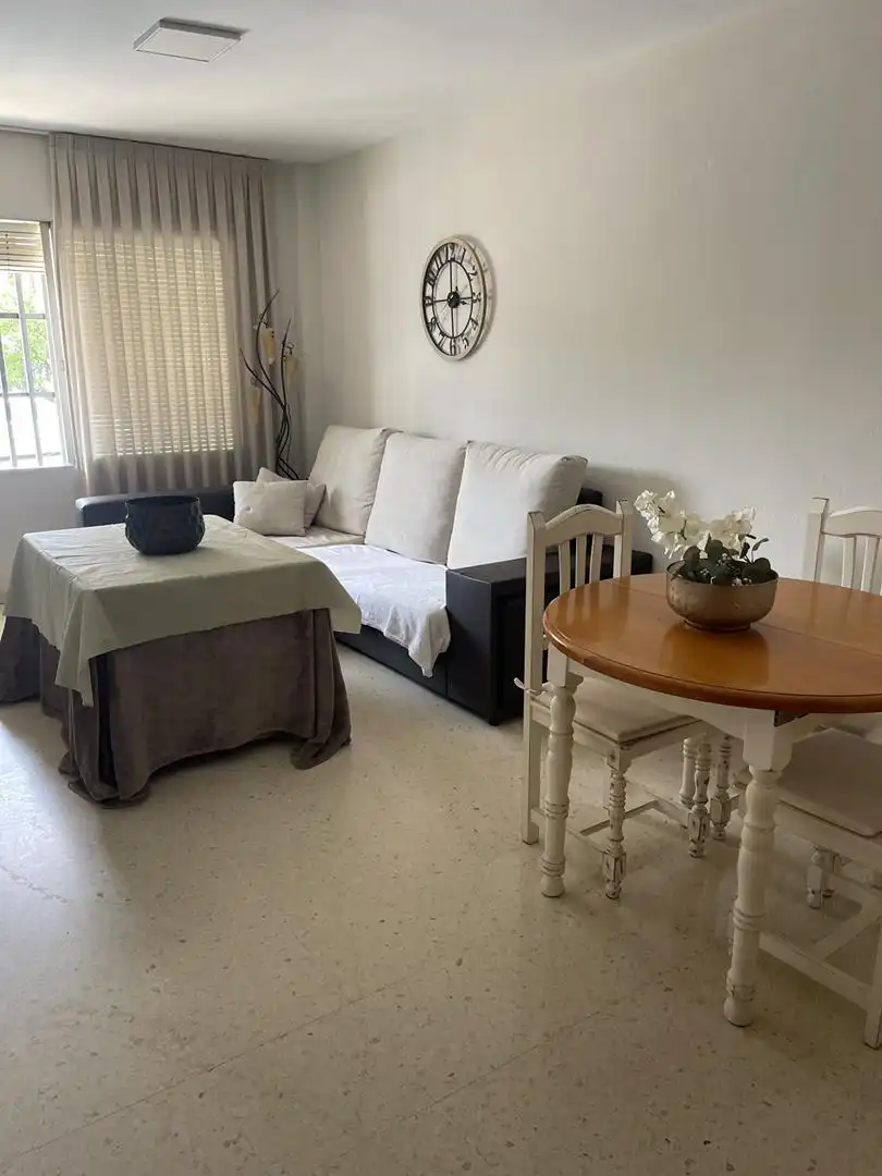 Wohnzimmer von Wohnung zur Miete in Benalmádena mit Waschmaschine, Mikrowelle und Gemeinschaftsparkplatz
