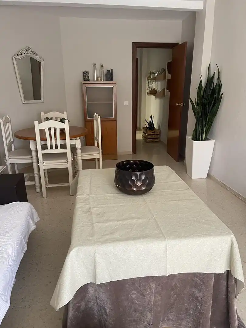 Esszimmer von Wohnung zur Miete in Benalmádena mit Waschmaschine, Mikrowelle und Gemeinschaftsparkplatz