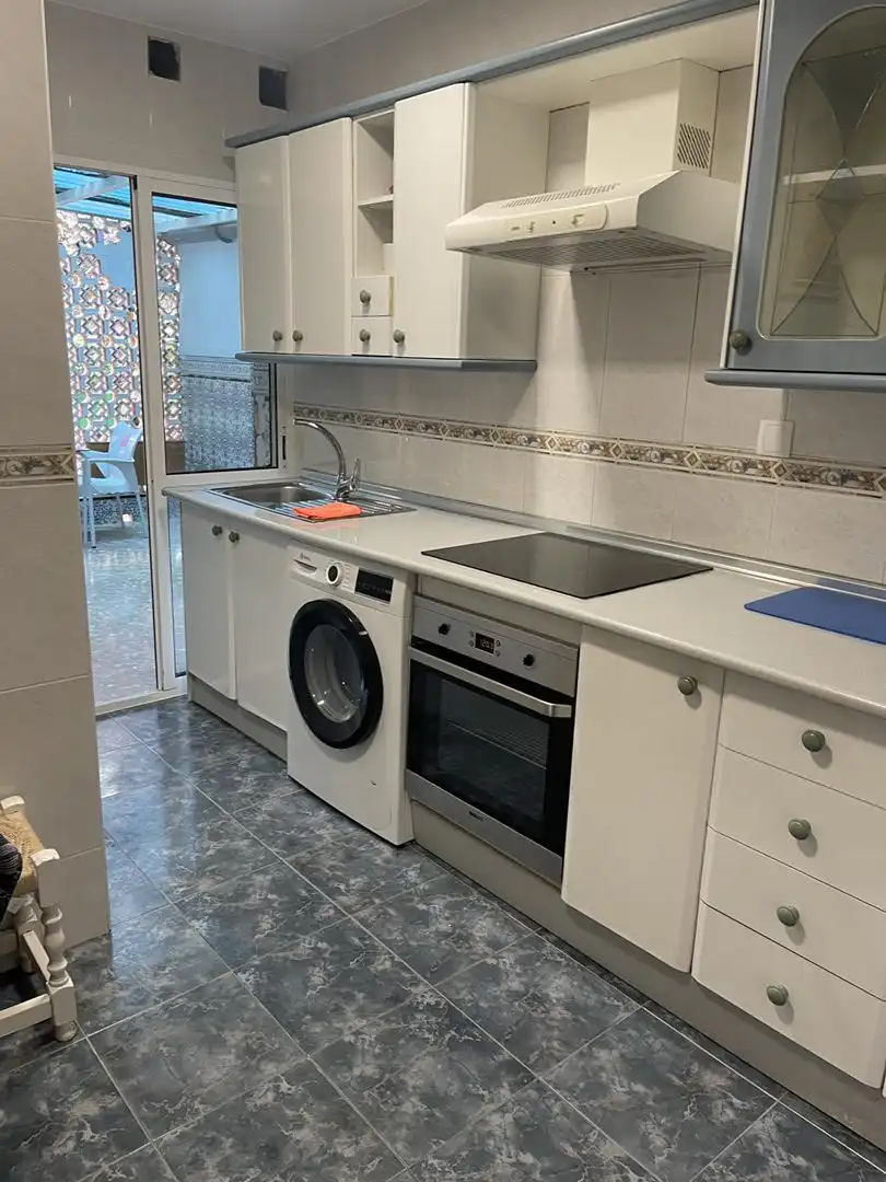 Küche von Wohnung zur Miete in Benalmádena mit Waschmaschine, Mikrowelle und Gemeinschaftsparkplatz