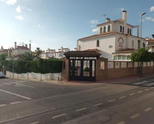 Vista exterior de Casa o xalet en venda en Peligros amb Aire condicionat, Piscina i Balcó