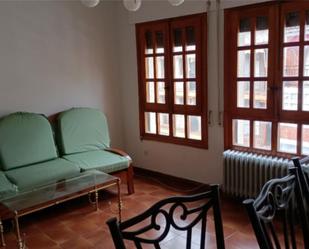 Sala d'estar de Casa adosada en venda en Poyales del Hoyo amb Terrassa