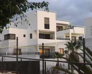 Vista exterior de Àtic en venda en Adeje amb Terrassa, Piscina i Balcó