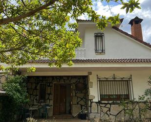 Vista exterior de Casa o xalet en venda en Piedralaves amb Aire condicionat, Terrassa i Piscina