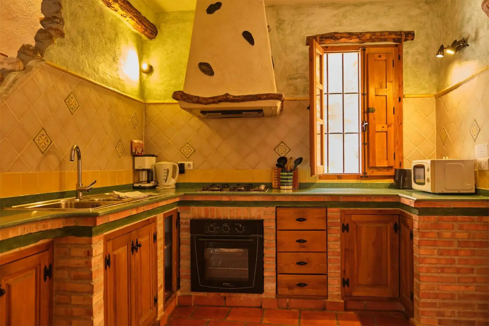 Casa adosada en venda a Calle Doctor Alcántara, 6b, Los Guájares Cuina de Casa adosada en venda en Los Guájares amb Terrassa, Piscina i Balcó
