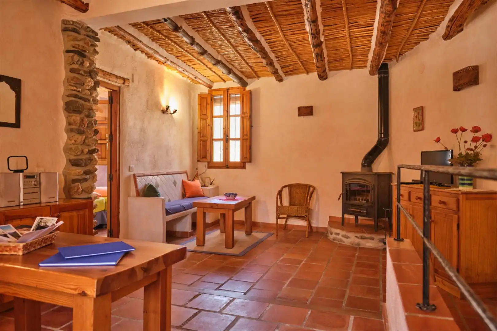 Casa adosada en venda a Calle Doctor Alcántara, 6b, Los Guájares Sala d'estar de Casa adosada en venda en Los Guájares amb Terrassa, Piscina i Balcó