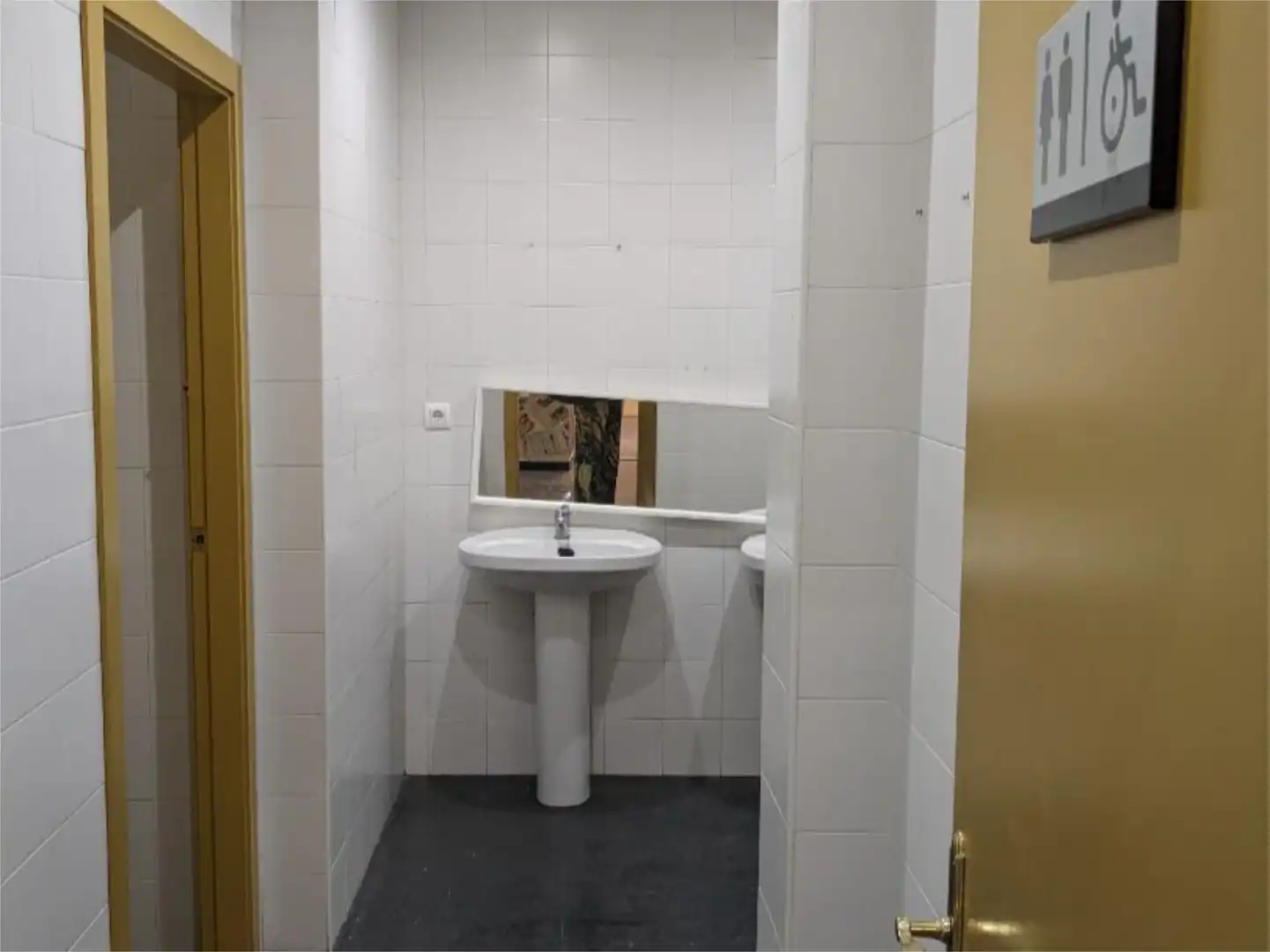 Local de alquiler en Calle del Pintor Manuel Serrano Cuesta, 2, Peñamefecit - Avda Barcelona Baño de Local de alquiler en Jaén con Aire acondicionado