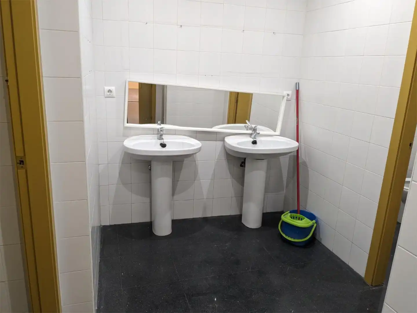 Local de alquiler en Calle del Pintor Manuel Serrano Cuesta, 2, Peñamefecit - Avda Barcelona Baño de Local de alquiler en Jaén con Aire acondicionado