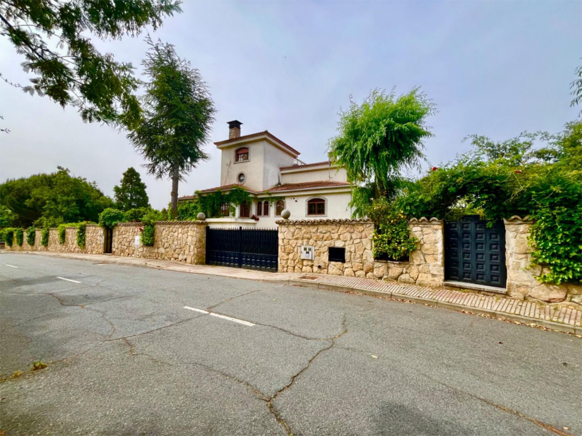 Vista exterior de Casa o xalet en venda en Carbajosa de la Sagrada amb Terrassa, Piscina i Balcó