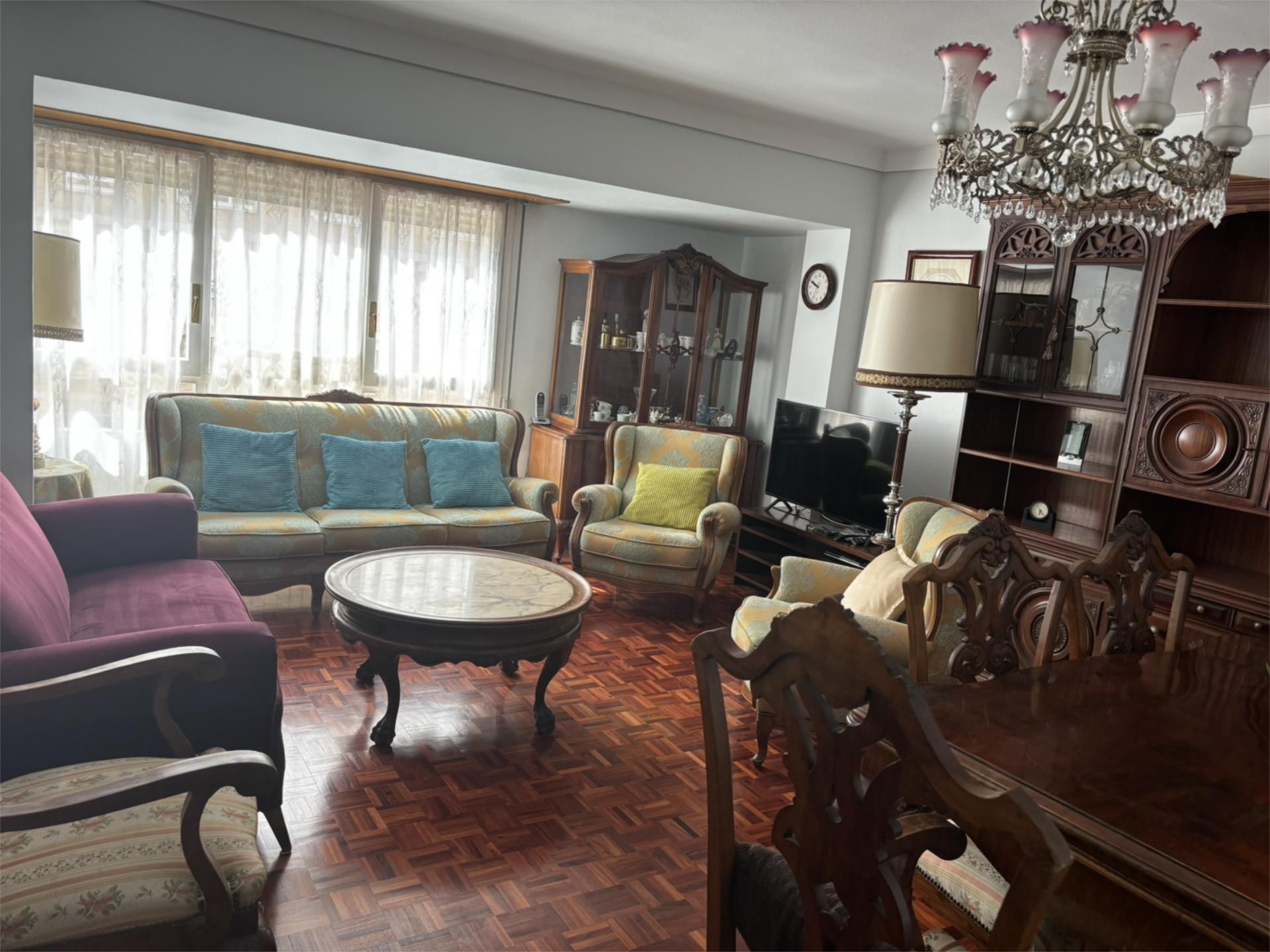 Sala d'estar de Pis de lloguer en  Zaragoza Capital amb Calefacció, Parquet i Moblat