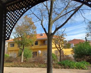 Vista exterior de Casa o xalet en venda en Illescas amb Aire condicionat, Terrassa i Balcó