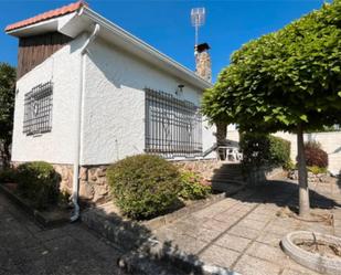 Exterior view of House or chalet for sale in Alcalá de Guadaira  with Private garden and Swimming Pool