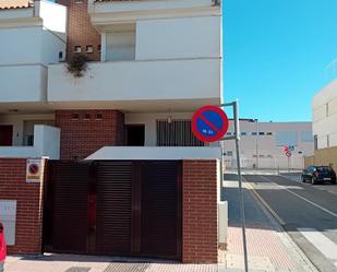 Aparcament de Casa adosada en venda en Churriana de la Vega amb Aire condicionat, Terrassa i Balcó