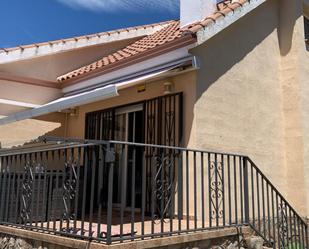 Vista exterior de Casa o xalet en venda en Seseña amb Aire condicionat, Terrassa i Piscina