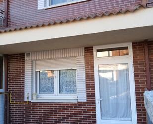 Vista exterior de Casa adosada en venda en Cabezón de Pisuerga amb Terrassa i Balcó