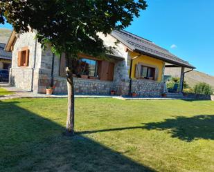 Vista exterior de Casa o xalet en venda en Cabrillanes amb Terrassa