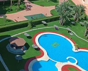 Piscina de Apartament de lloguer en La Manga del Mar Menor amb Terrassa i Piscina