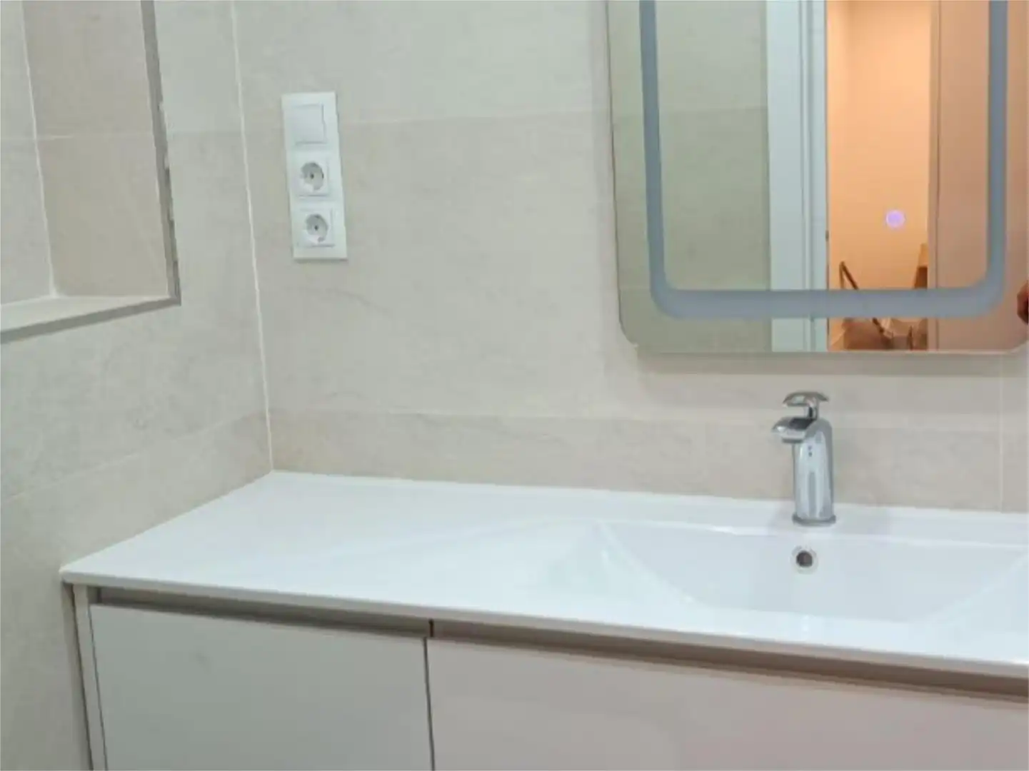 Habitación en Avenida del Doctor Fleming, 6, Descubridores - Escritores