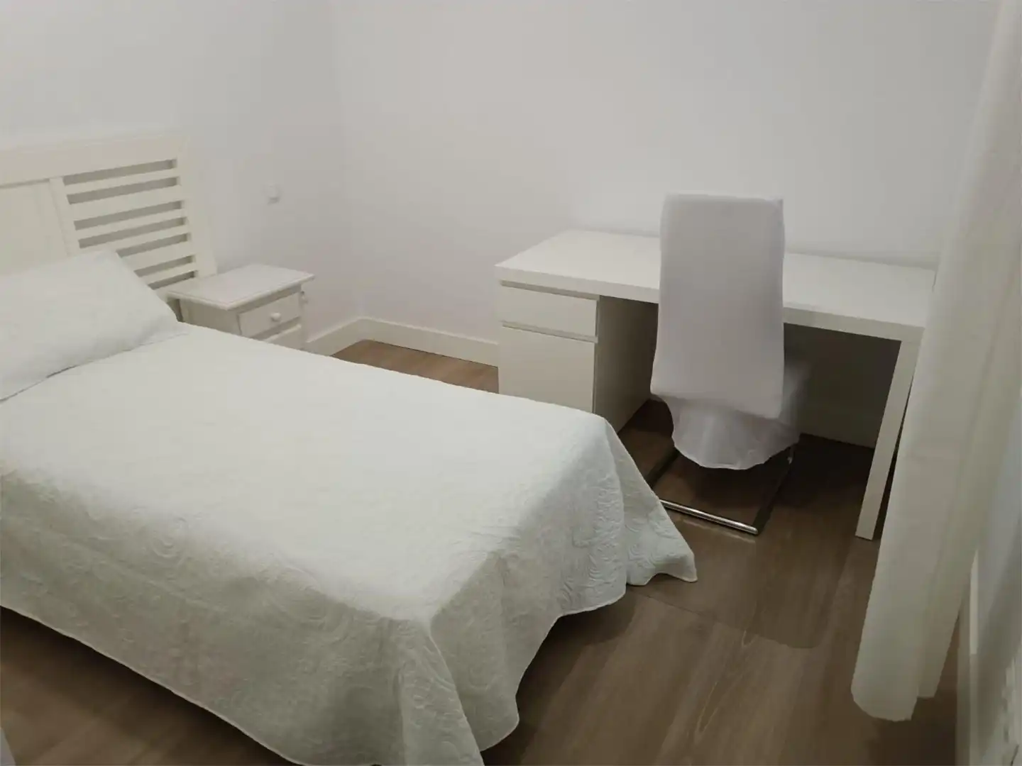 Habitación en Avenida del Doctor Fleming, 6, Descubridores - Escritores