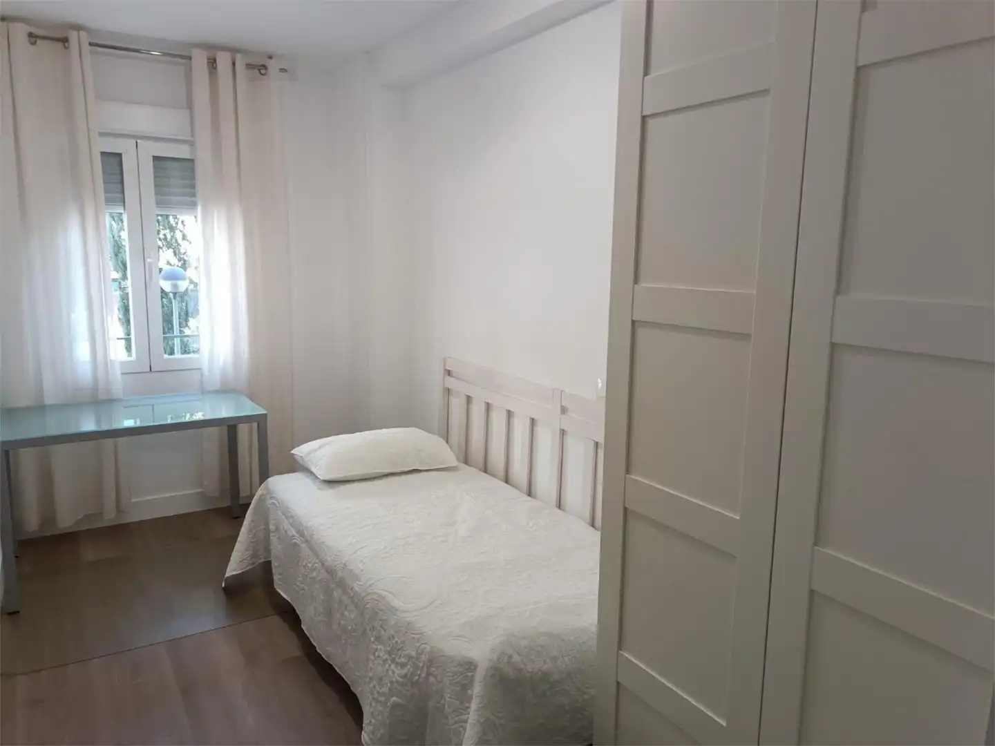 Habitación en Avenida del Doctor Fleming, 6, Descubridores - Escritores