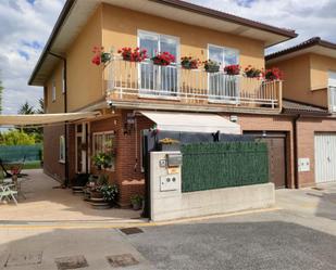 Exterior view of Single-family semi-detached for sale in Noáin (Valle de Elorz) / Noain (Elortzibar)  with Air Conditioner, Terrace and Balcony