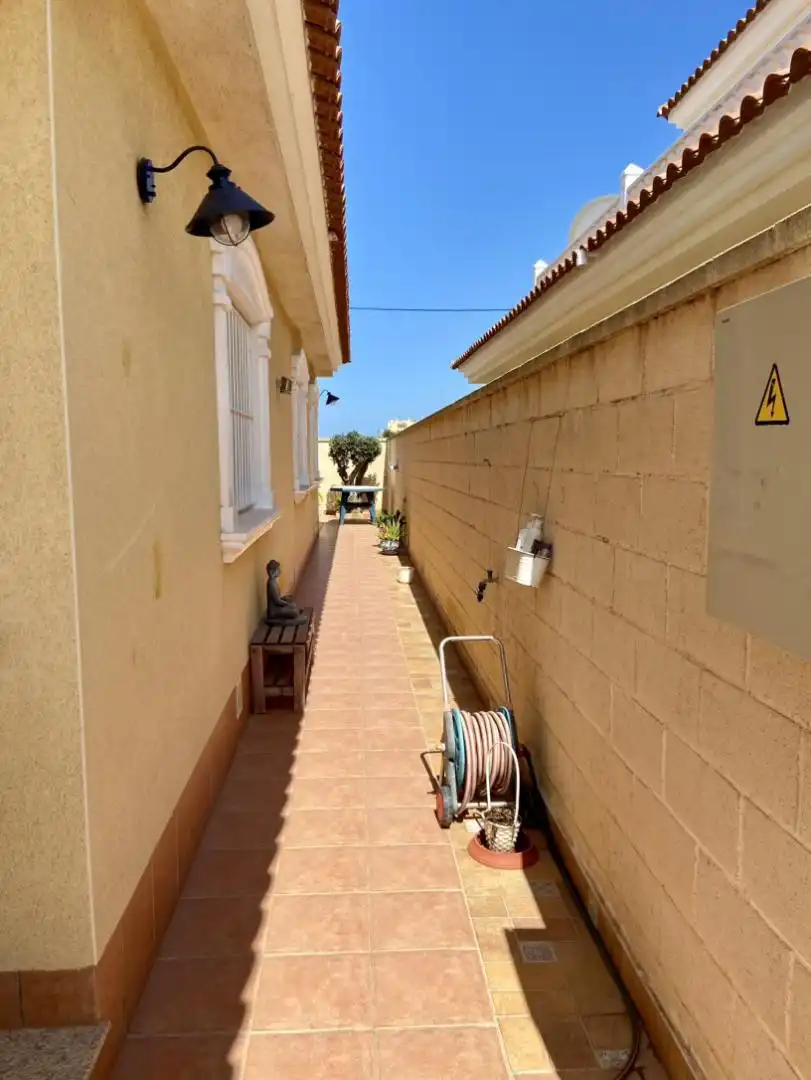 Vista exterior de Casa o chalet en venta en Los Alcázares con Aire acondicionado, Terraza y Piscina