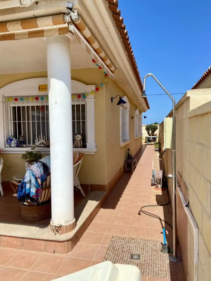 Vista exterior de Casa o chalet en venta en Los Alcázares con Aire acondicionado, Terraza y Piscina