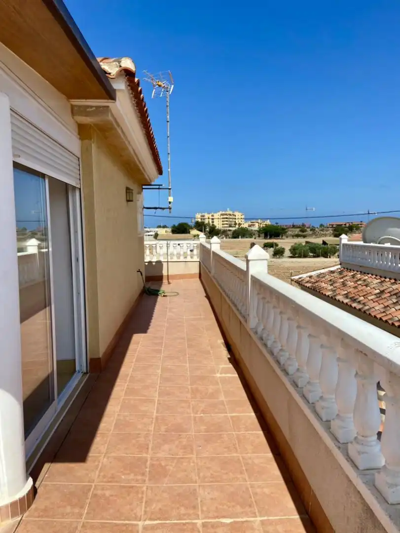 Vista exterior de Casa o chalet en venta en Los Alcázares con Aire acondicionado, Terraza y Piscina