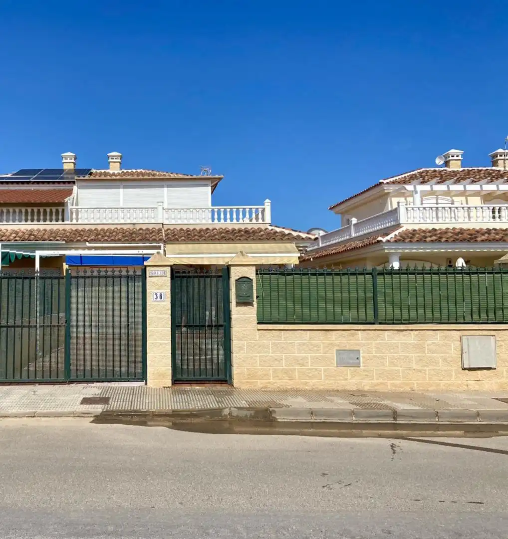 Vista exterior de Casa o chalet en venta en Los Alcázares con Aire acondicionado, Terraza y Piscina