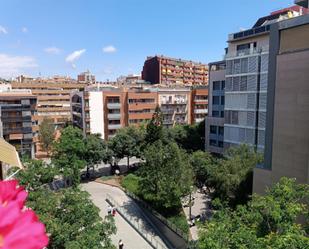 Vista exterior de Pis en venda en L'Hospitalet de Llobregat amb Terrassa