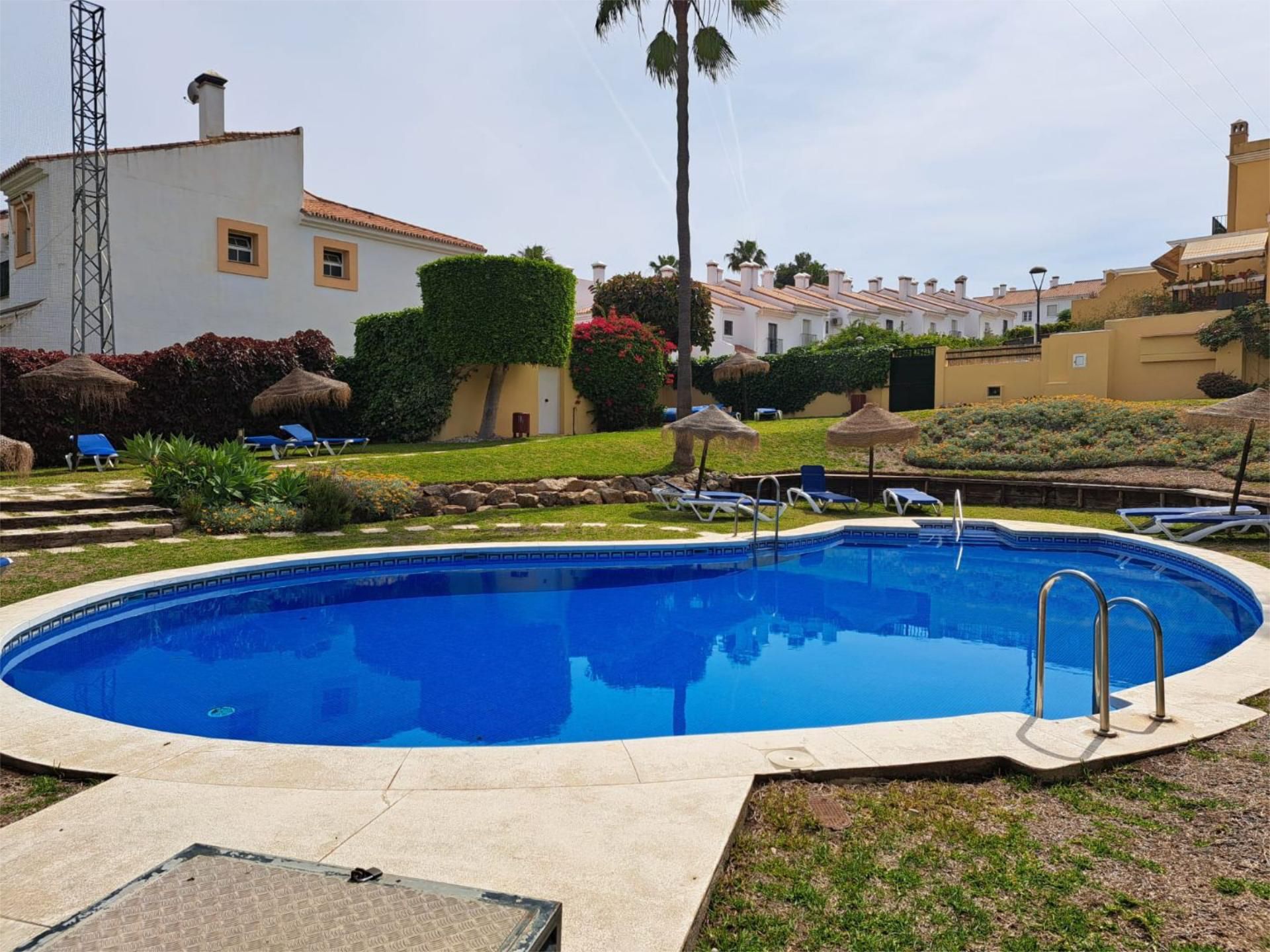 Piscina de Casa adosada en venda en Rincón de la Victoria amb Aire condicionat, Calefacció i Jardí privat