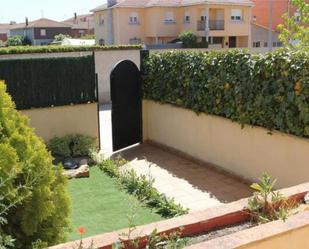 Jardí de Casa adosada en venda en El Fresno amb Terrassa