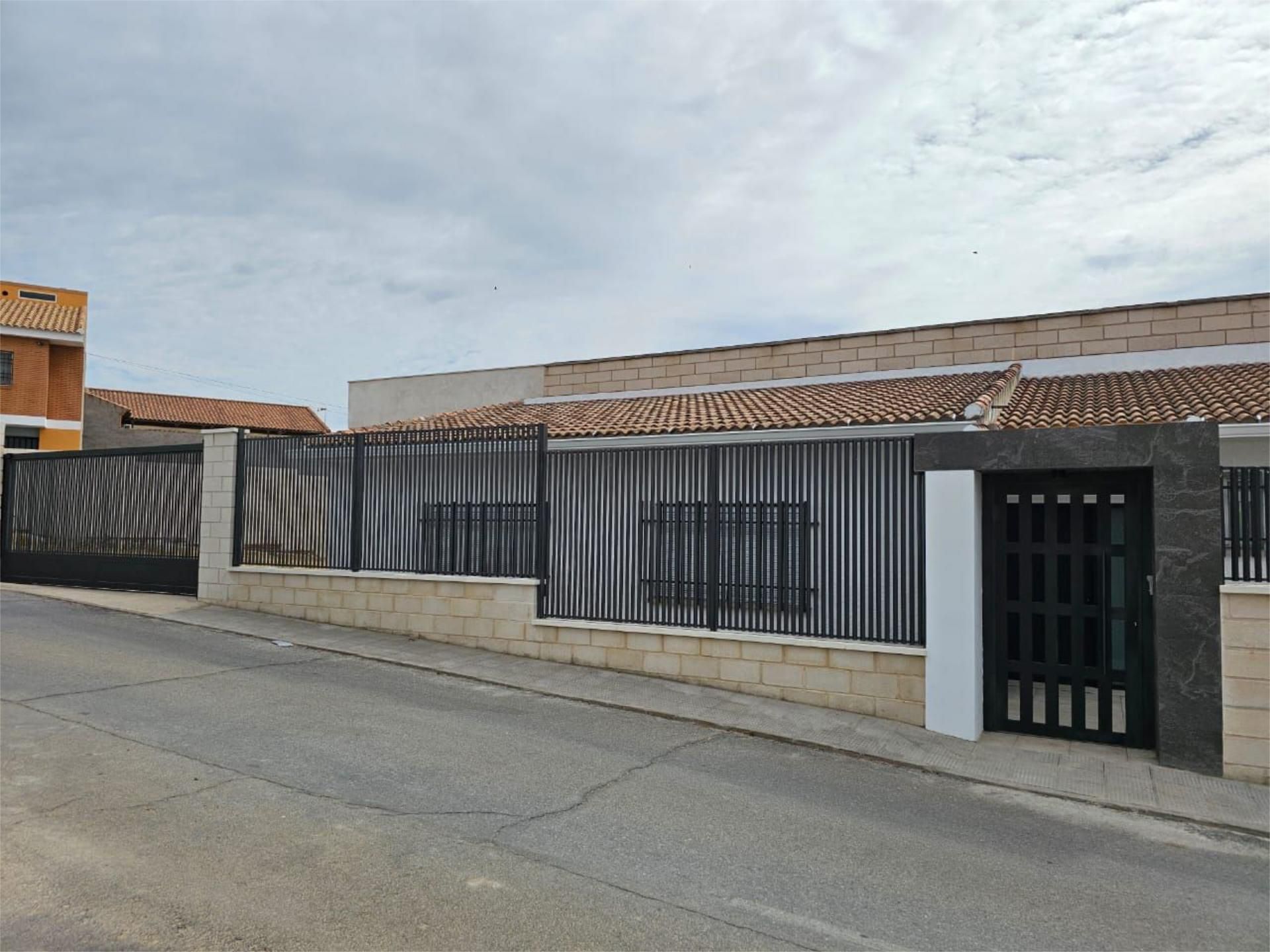 Vista exterior de Nau industrial de lloguer en La Puebla de Montalbán