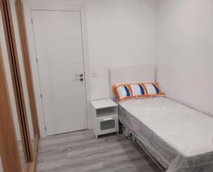 Bedroom of Flat to share in Salamanca Capital  with Balcony