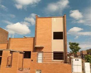 Vista exterior de Casa adosada en venda en Yebes amb Terrassa