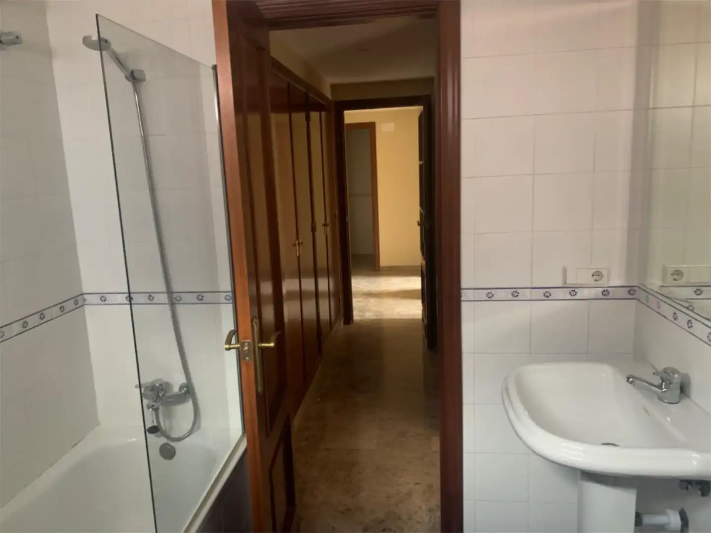 Flat for rent in Avenida Al-Nasir, 5, Santa Rosa - Valdeolleros Bathroom of Flat for rent in Córdoba with Air Conditioner, Heating and Terrace