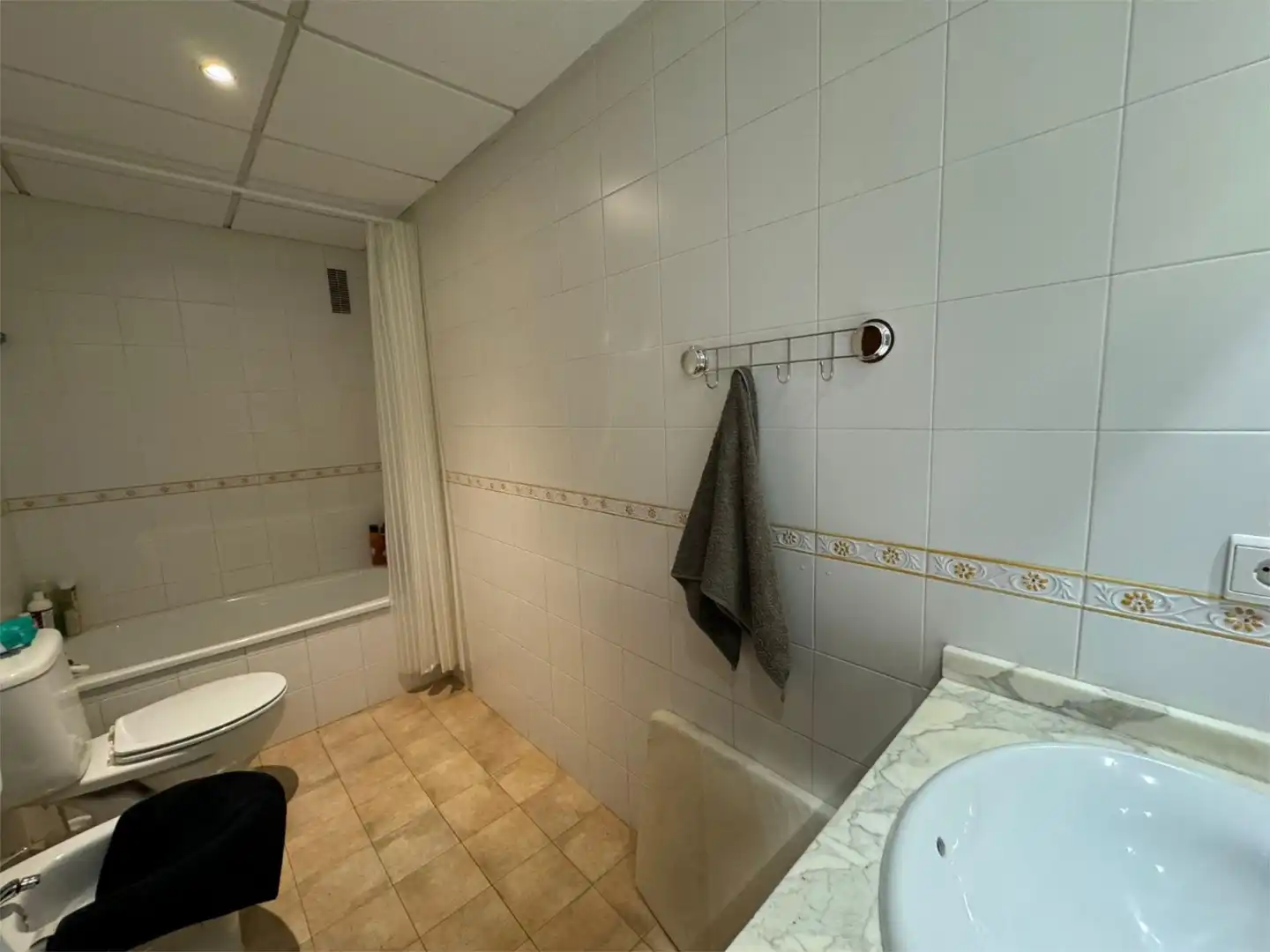 Flat for rent in Avenida Al-Nasir, 5, Santa Rosa - Valdeolleros Bathroom of Flat for rent in Córdoba with Air Conditioner, Heating and Terrace