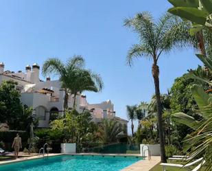 Vista exterior de Àtic de lloguer en Marbella amb Aire condicionat, Terrassa i Piscina