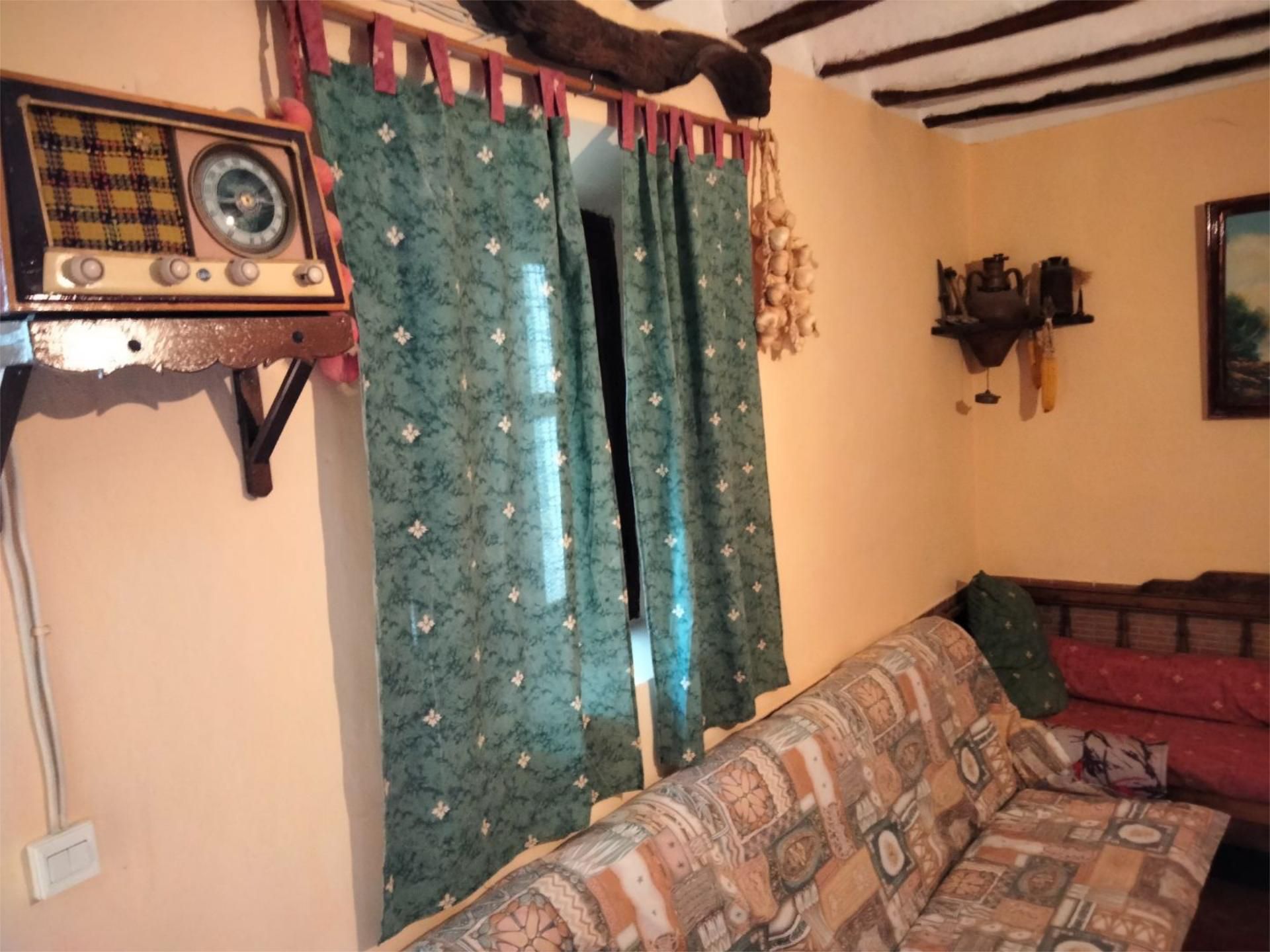 Sala d'estar de Casa adosada en venda en Yeste amb Moblat