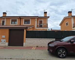 Vista exterior de Casa o xalet en venda en Fuensaldaña amb Terrassa i Balcó