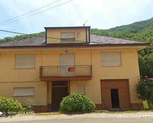 Vista exterior de Casa o xalet en venda en Vega de Valcarce amb Terrassa