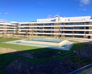 Piscina de Pis en venda en La Moraleja amb Aire condicionat, Terrassa i Piscina